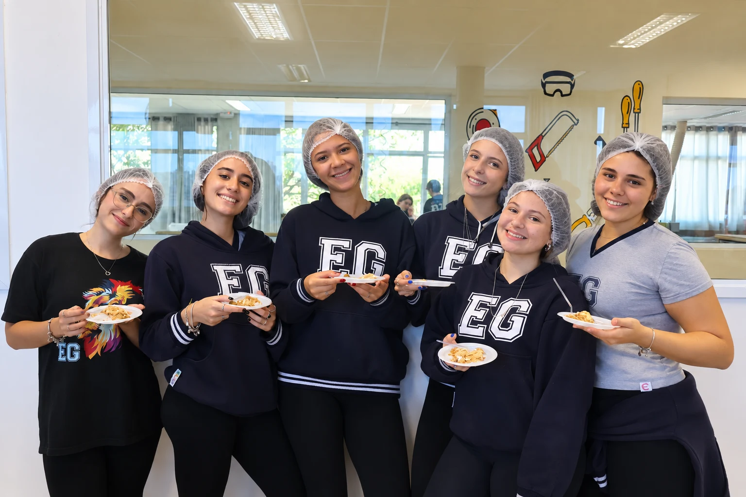 Estudante do Ensino Médio apresentando um projeto